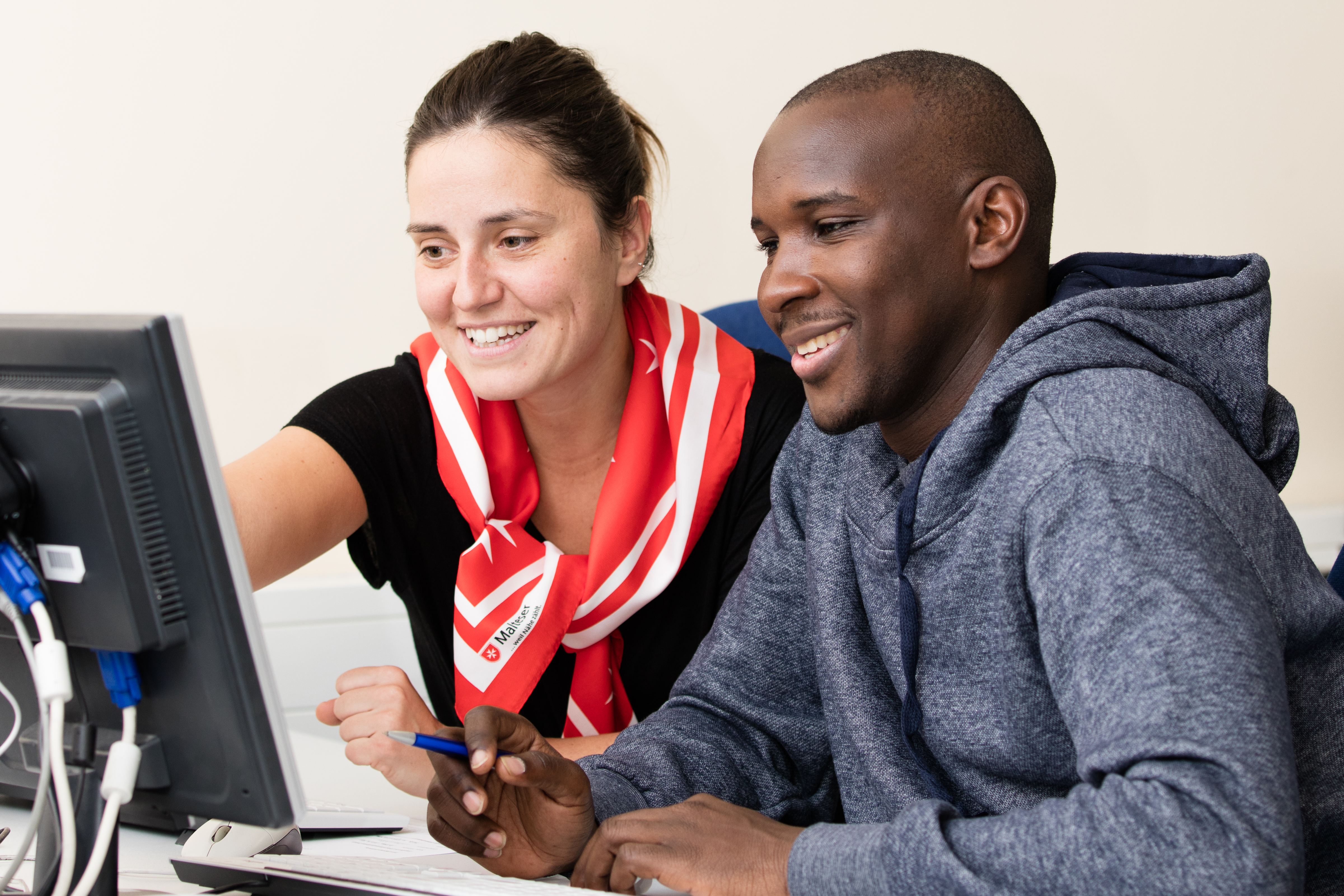 EDV-Training / Computer Kurs - Malteser Jobmentoring München Mit dem Malteser Jobmentoring haben wir es uns zur Aufgabe gemacht, geflüchtete Menschen bei der nachhaltigen Integration in den Arbeitsmarkt zu unterstützen. Durch Sprachpatenschaften, EDV-Training, Bewerbungsbegleitung, Vorstellungsgesprächstraining und Ausbildungsbegleitung bringen wir Menschen in eine Festanstellung oder in der Ausbildung und begleiten sie bis zum Abschluss.