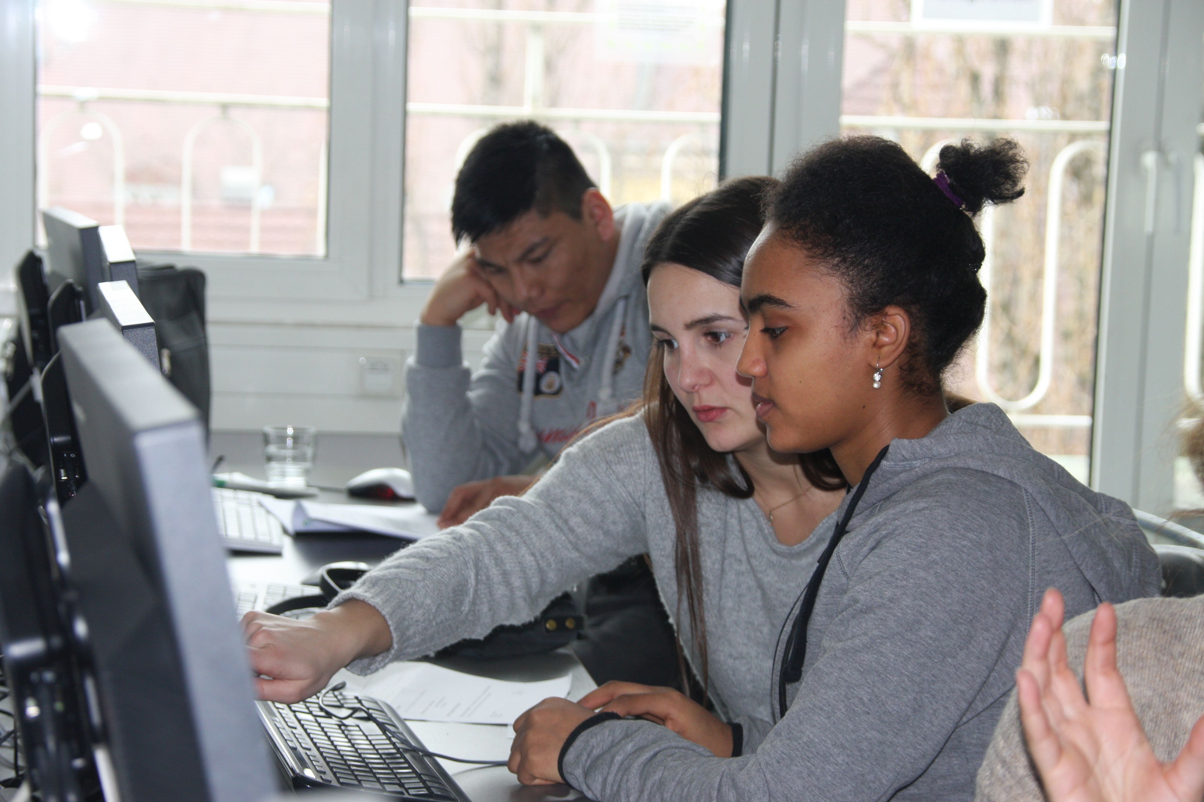 EDV-Training - Malteser Jobmentoring München Mit dem Malteser Jobmentoring haben wir es uns zur Aufgabe gemacht, geflüchtete Menschen bei der nachhaltigen Integration in den Arbeitsmarkt zu unterstützen. Durch Sprachpatenschaften, EDV-Training, Bewerbungsbegleitung, Vorstellungsgesprächstraining und Ausbildungsbegleitung bringen wir Menschen in eine Festanstellung oder in der Ausbildung und begleiten sie bis zum Abschluss.